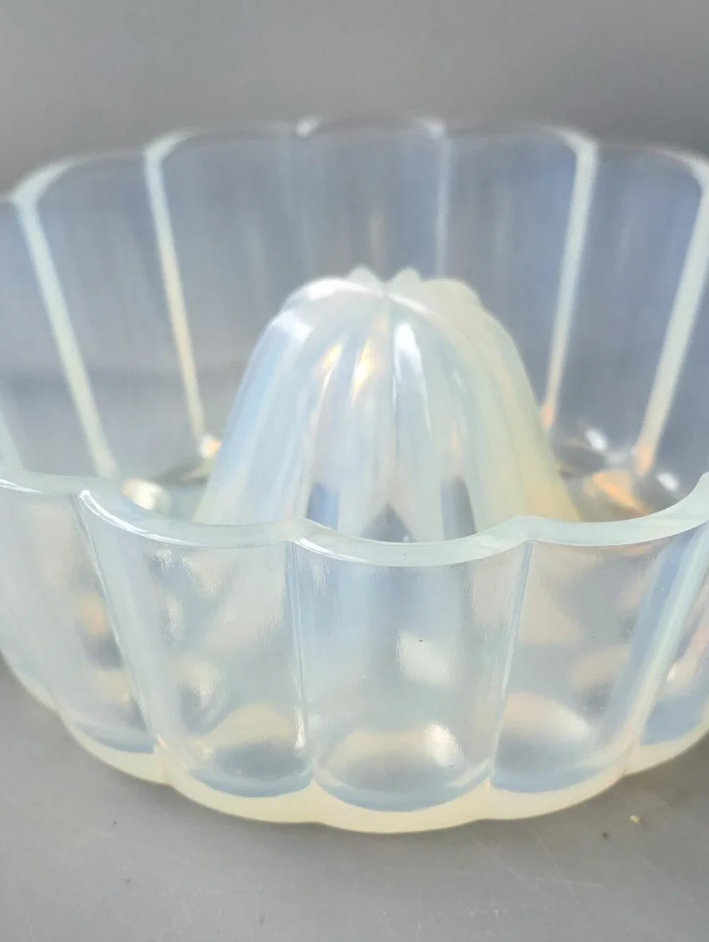 VINTAGE Fry Opalescent Ribbed Glass Citrus Reamer Juicer/Heat Resistant 1967